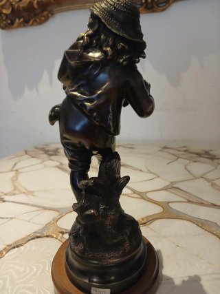 Figura de bronce niño con ganso