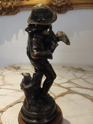 Figura de bronce niño con ganso