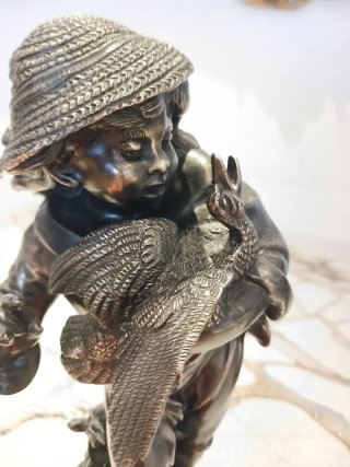 Figura de bronce niño con ganso