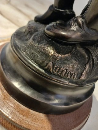 Figura de bronce niño con ganso