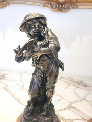 Figura de bronce niño con ganso
