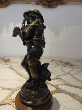 Figura de bronce niño con ganso
