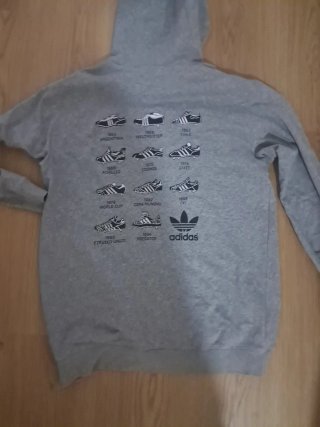 Sudadera Adidas Gris con Diseño de Zapatilla