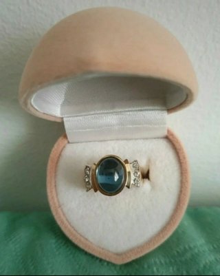 Anillo con piedra azul y circonitas