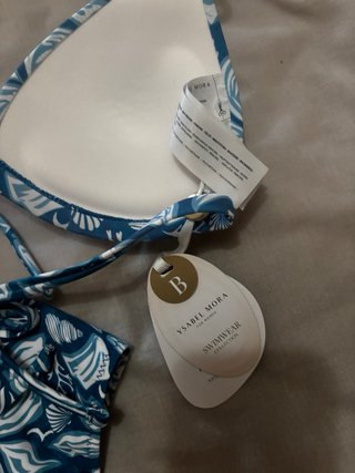 Bikini Ysabel Mora azul y blanco con etiquetas