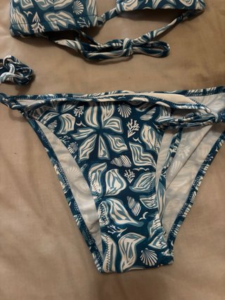 Bikini Ysabel Mora azul y blanco con etiquetas