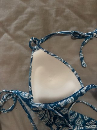 Bikini Ysabel Mora azul y blanco con etiquetas