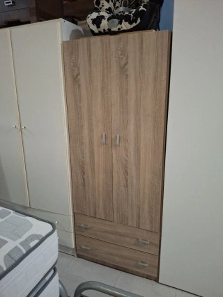 Armario beige y blanco
