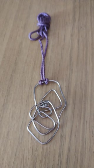 Colgante alambre con cuentas rojas