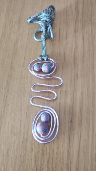 Colgante alambre con cuentas rojas