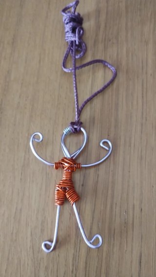 Colgante alambre con cuentas rojas