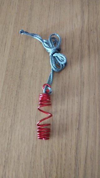 Colgante alambre con cuentas rojas