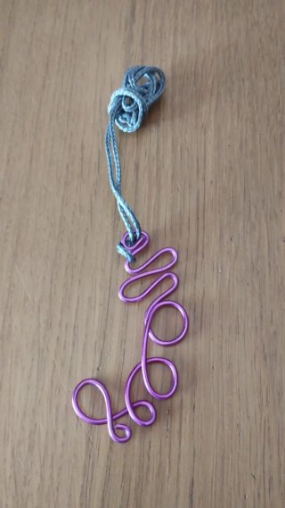 Colgante alambre con cuentas rojas