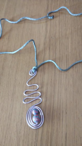 Colgante alambre con cuentas rojas