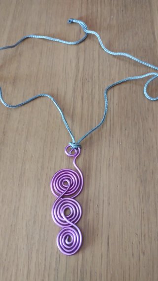 Colgante alambre con cuentas rojas