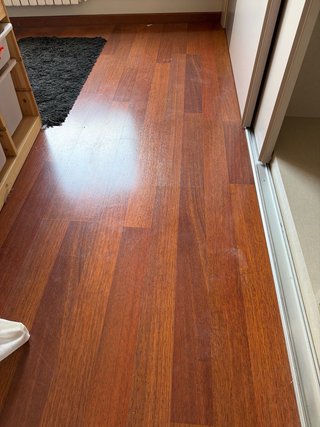 Parquet madera marrón oscuro