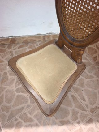 Silla antigua de madera y ratán