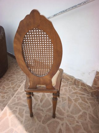 Silla antigua de madera y ratán
