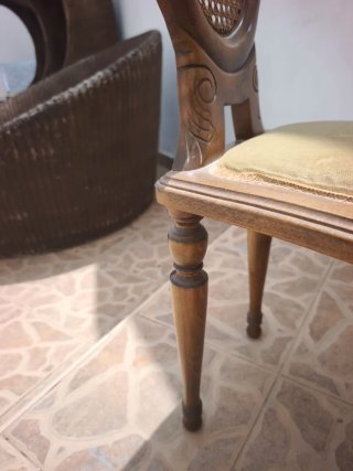Silla antigua de madera y ratán