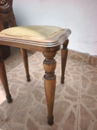Silla antigua de madera y ratán