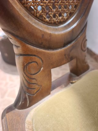 Silla antigua de madera y ratán