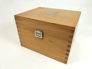 Caja de madera con cierre metálico