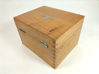 Caja de madera con cierre metálico