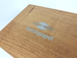Caja de madera con cierre metálico
