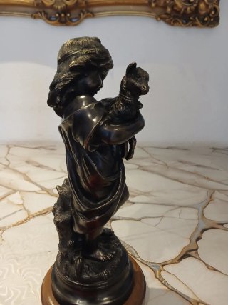 Figura de bronce niña con corderito