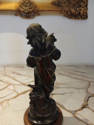 Figura de bronce niña con corderito