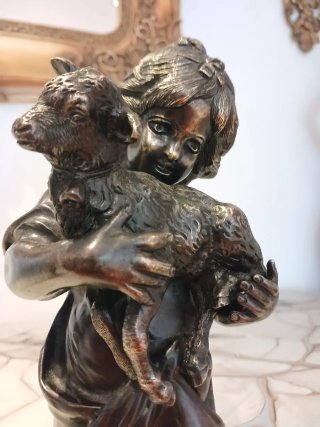 Figura de bronce niña con corderito