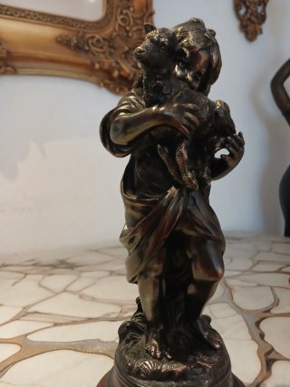 Figura de bronce niña con corderito