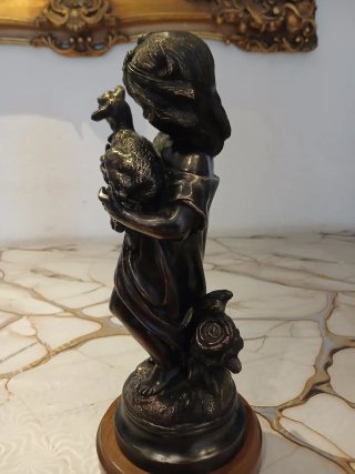Figura de bronce niña con corderito