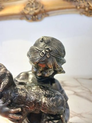 Figura de bronce niña con corderito