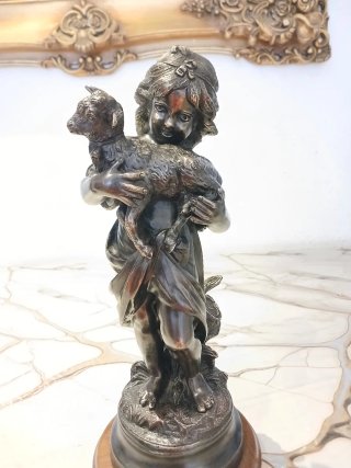 Figura de bronce niña con corderito