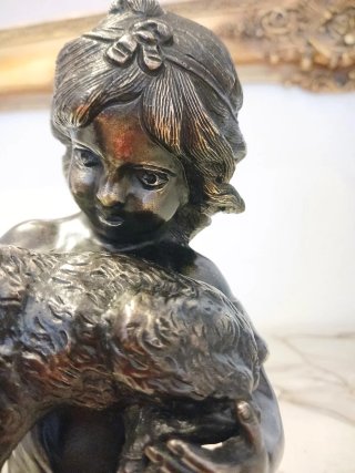 Figura de bronce niña con corderito