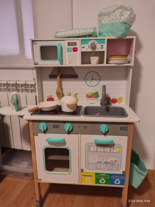 Cocinita de madera con accesorios