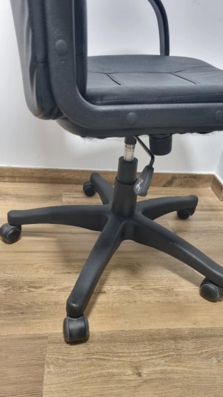 Silla de escritorio giratoria negra