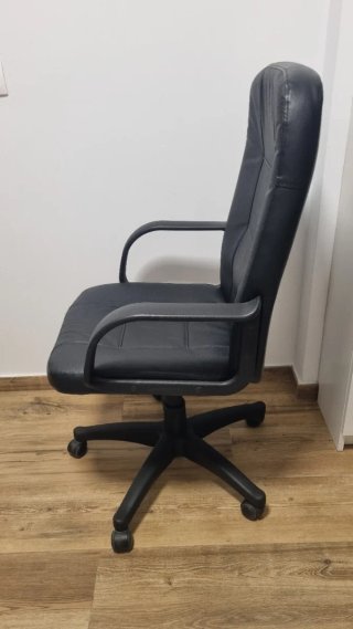 Silla de escritorio giratoria negra