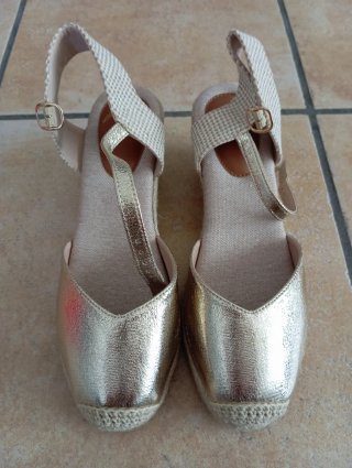 Sandalias con cuña de esparto en color dorado
