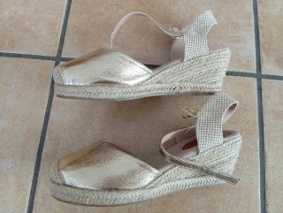 Sandalias con cuña de esparto en color dorado