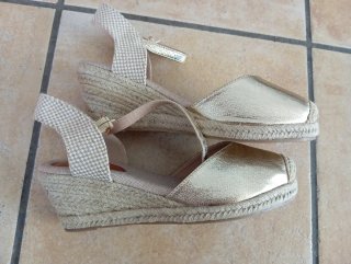 Sandalias con cuña de esparto en color dorado