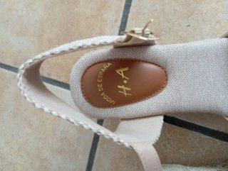 Sandalias con cuña de esparto en color dorado