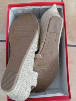 Sandalias con cuña de esparto en color dorado