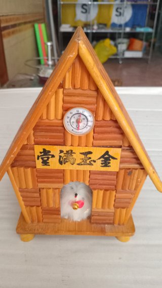 Casita decorativa de madera con termómetro