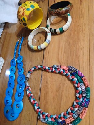 Lote bisutería étnica: collares y pulseras