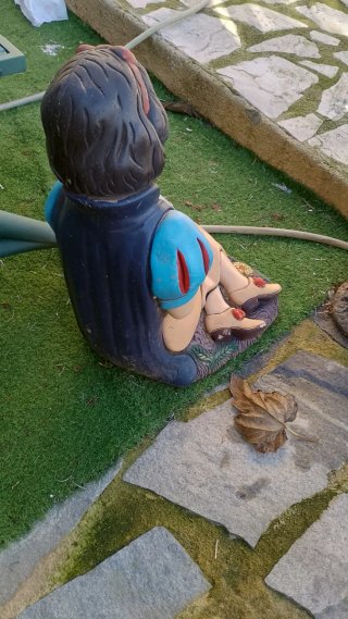 Figura Blancanieves cogiendo un pájaro.