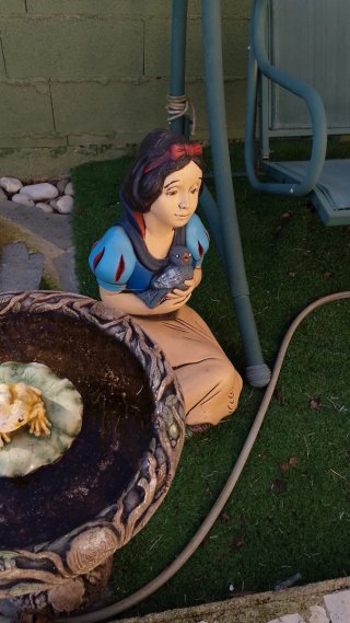 Figura Blancanieves cogiendo un pájaro.