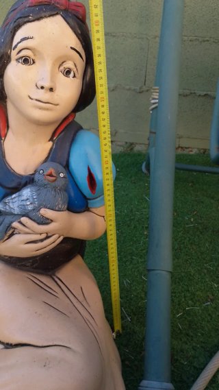 Figura Blancanieves cogiendo un pájaro.