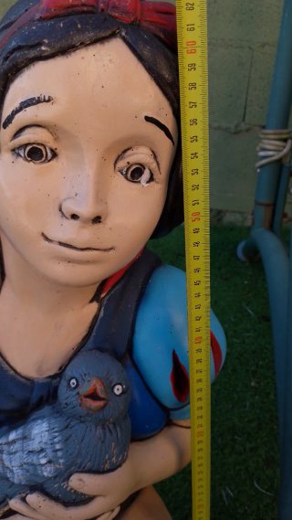 Figura Blancanieves cogiendo un pájaro.